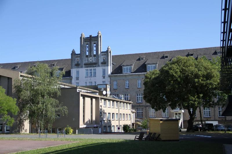 Formation BTS Architecture en Métal, jeunes techniciens concevant une structure métallique sur ordinateur